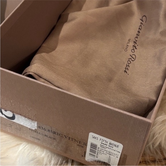 Gianvito Rossi Elegant Black Leather Block Heels - Picture 10 of 11